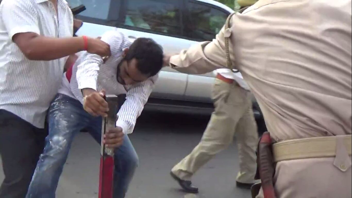 समाजवादी छात्रसभा ने सीएम योगी का काफिला रोक, दिखाए काले झंडे, तेज़ी वायरल हो रहा वीडियो देखें समाजवादी छात्रसभा ने सीएम योगी का काफिला रोक, दिखाए काले झंडे, तेज़ी वायरल हो रहा वीडियो देखें
