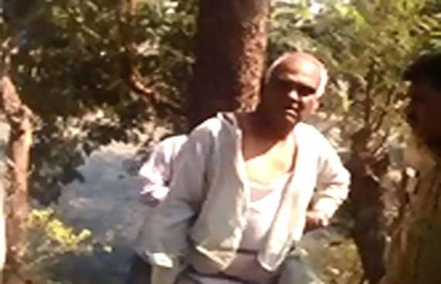 गुजरात:भाजपा नेता को जनता ने पेड़ से बांध कर की पिटाई: VIDEO देखे