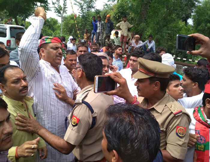 अखिलेश के साथ इनकी हुई गिरफ्तारी, नामों की सूची देखें यहाँ अखिलेश के साथ इनकी हुई गिरफ्तारी, नामों की सूची देखें यहाँ