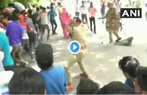 अभीअभी: अलीगढ़ में दंगा भड़काने की कोशिश कर रहे हिन्दु जागरण मंच के सदस्यों पर पुलिस ने भांजी लाठियां, भाग उठे दंगाई, देखें वीडियो अभीअभी: अलीगढ़ में दंगा भड़काने की कोशिश कर रहे हिन्दु जागरण मंच के सदस्यों पर पुलिस ने भांजी लाठियां, भाग उठे दंगाई, देखें वीडियो