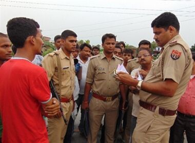 कुशीनगर: हिन्दु युवा वाहिनी की गुंडई, गो-मांस के आरोप में ट्रक ड्राइवर को जबरन रोका, पुलिस ने दी क्लीन चिट