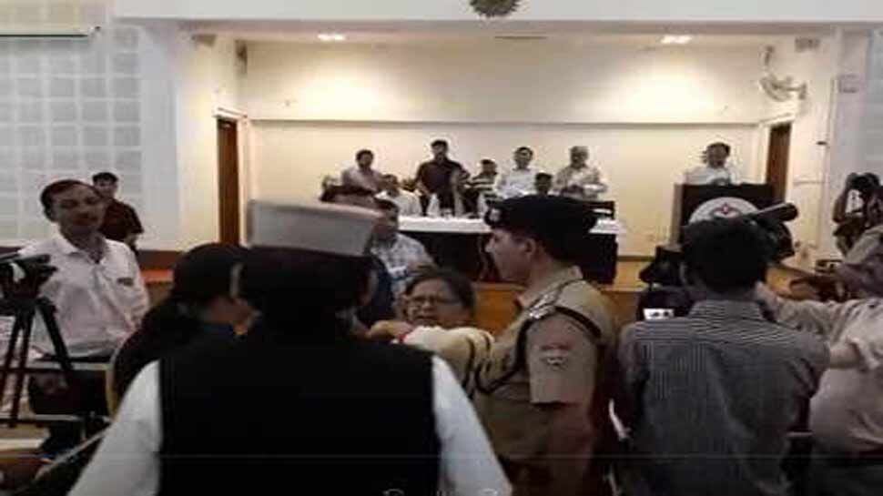 VIDEO: महिला टीचर ने भरी सभा CM त्रिवेंद्र सिंह रावत को क्यूँ कहा चोर-उचक्का? प्रशासन के फूले हाथ पैर