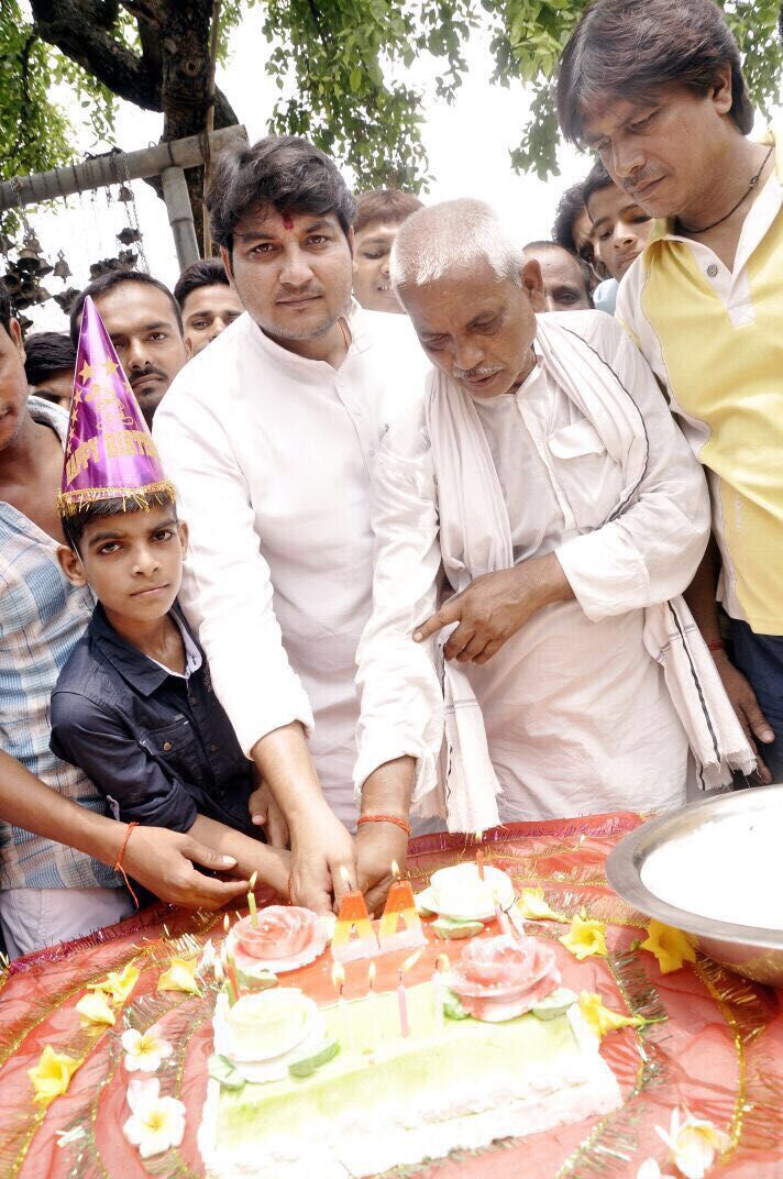 युवजन सभा-महासचिव मनीष सिंह ने मनाया सपा अध्यक्ष अखिलेश यादव  का जन्मदिन,  पूजा-अर्चना कर दीर्घायु और स्वस्थ रहने की कामना की