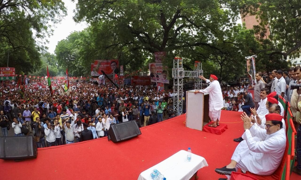 शिवपाल की बढीं मुश्किलें, मुलायम ने अखिलेश के साथ किया मंच साझा, कहा आज मैं खुश हूं शिवपाल की बढीं मुश्किलें, मुलायम ने अखिलेश के साथ किया मंच साझा, कहा आज मैं खुश हूं
