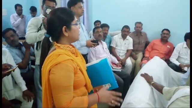महिला अधिकारी के बेडरूम में घुसा बीजेपी नेता, योगी के मंत्री बोले अतिउत्साह में था महिला अधिकारी के बेडरूम में घुसा बीजेपी नेता, योगी के मंत्री बोले अतिउत्साह में था