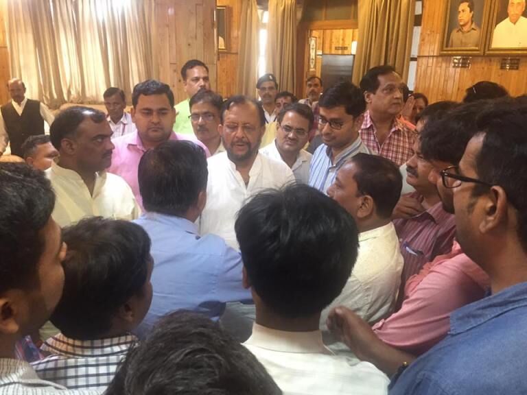 योगीराज:विधानसभा कैंटीन में पत्रकारों को धक्के मारकर भगाया! पढ़िए क्या है पूरा मामला योगीराज:विधानसभा कैंटीन में पत्रकारों को धक्के मारकर भगाया! पढ़िए क्या है पूरा मामला