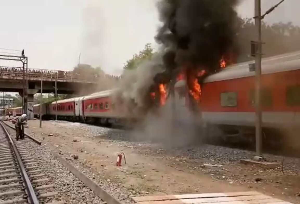 बड़ी खबर: ग्वालियर में राजधानी एक्सप्रेस की बोगियों में लगी भीषण आग, पढ़िए पूरी खबर