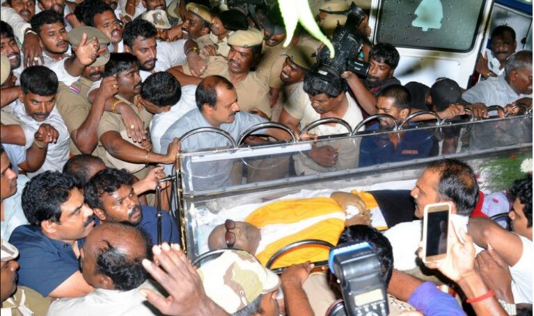 बड़ी खबर: मरीना बीच पर ही होगा एम. करुणानिधि का अंतिम संस्कार, मद्रास हाईकोर्ट ने दी इजाजत बड़ी खबर: मरीना बीच पर ही होगा एम. करुणानिधि का अंतिम संस्कार, मद्रास हाईकोर्ट ने दी इजाजत