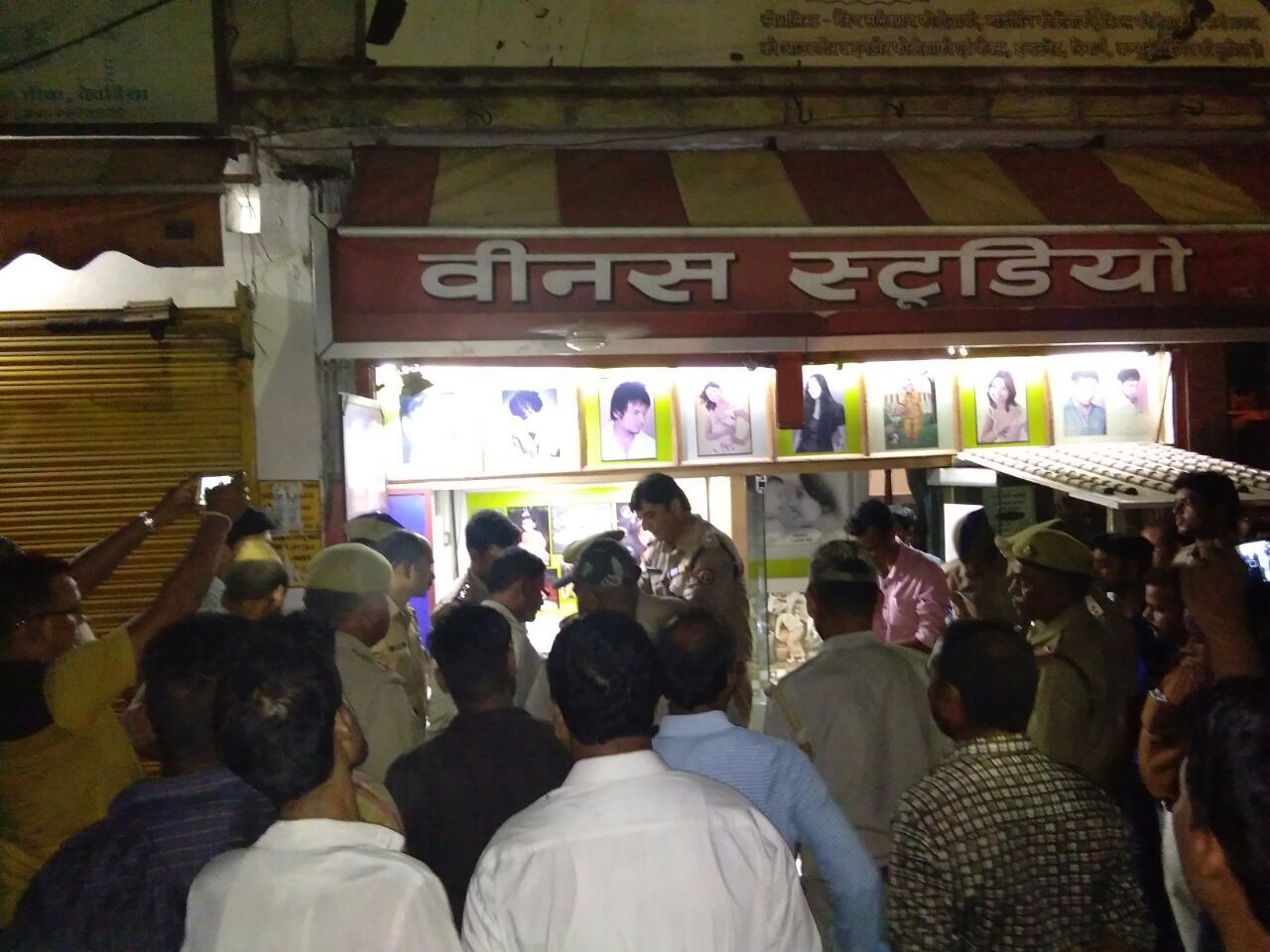 योगीराज: गोलियों की ताड़तादाहट दहल उठा देवरिया 20 मिनट के अंतराल 2 स्थानों पर तड़तड़ाईं गोलियां,फोटो स्‍टूडियो मालिक की मौत, एक की हालत गंभीर