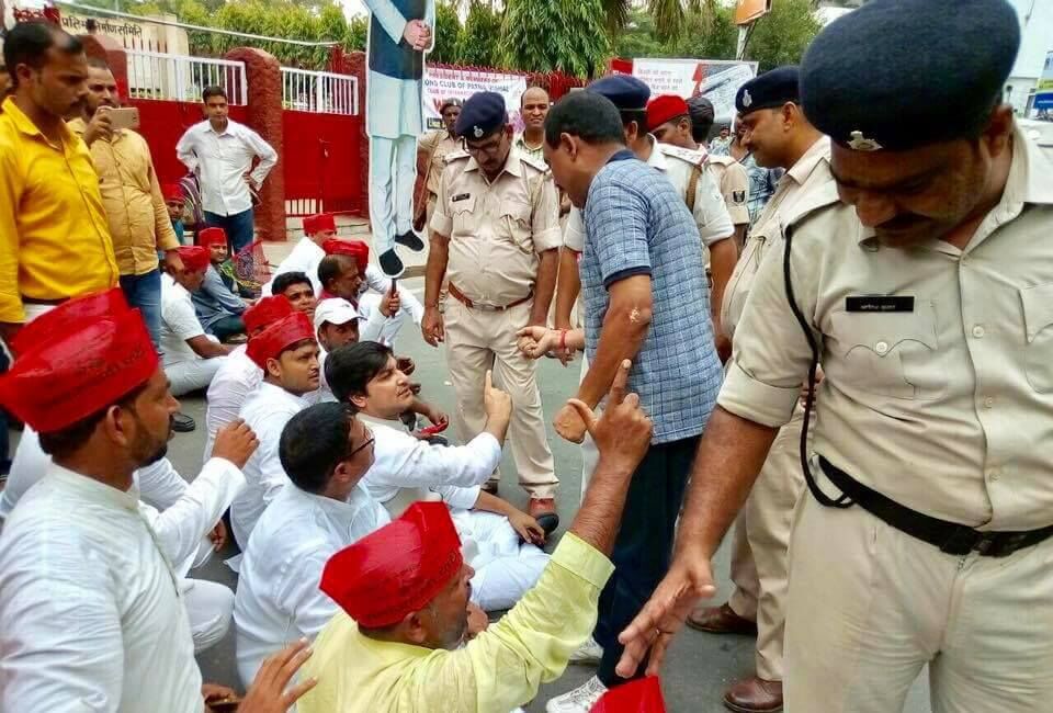 गिरफ्तारी पर आक्रोशः युवजन सभा ने पटना में किया विरोध मार्च, किरणमय नन्दा, विकास यादव और मनीष सिंह ने दी गिरफ़्तारी!