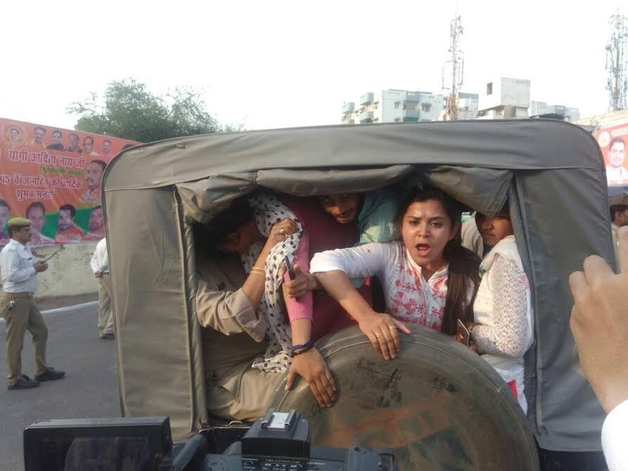 योगी विरोध प्रकरण: कुलपति ने छात्रों को किया सस्पेंड, जाने क्या है छात्रों का अपराध योगी विरोध प्रकरण: कुलपति ने छात्रों को किया सस्पेंड, जाने क्या है छात्रों का अपराध