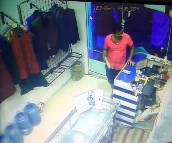 योगीराज: मऊ में असलहे के जोर पर शोरूम में लूटपाट, वारदात CCTV में कैद