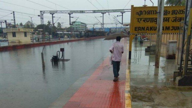 केरल में भारी बारिश से तबाही, अब तक 13 लोगों की मौत, कई हजार लोग बेघर, स्कूल-कॉलेज बंद केरल में भारी बारिश से तबाही, अब तक 13 लोगों की मौत, कई हजार लोग बेघर, स्कूल-कॉलेज बंद