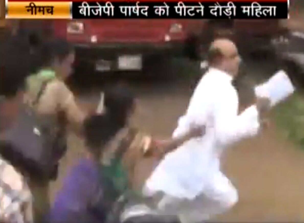VIDEO: भाजपा नेता को बीच सड़क पर ही मारने दौड़ी ये दलित महिला, जानिए क्या किया था इस भाजपा नेता ने? VIDEO: भाजपा नेता को बीच सड़क पर ही मारने दौड़ी ये दलित महिला, जानिए क्या किया था इस भाजपा नेता ने?