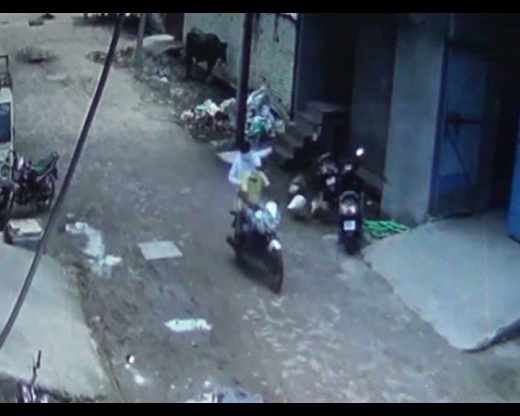 योगीराज: मेरठ में अपराधियों का आतंक, दिनदहाड़े व्यापारी पर की फायरिंग: देखें वीडियो