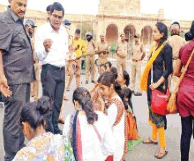 योगी सरकार में दमन से दहला लखनऊ, यूपीएसएसएससी अभ्यर्थियों ने लखनऊ में किया आत्मदाह का प्रयास योगी सरकार में दमन से दहला लखनऊ, यूपीएसएसएससी अभ्यर्थियों ने लखनऊ में किया आत्मदाह का प्रयास