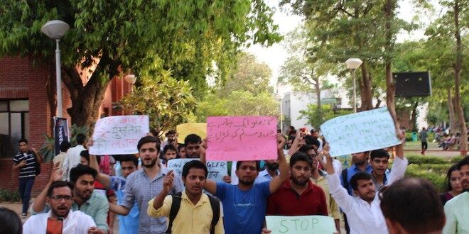 देश में बढ़ती गौरक्षकों की गुंडागर्दी के ख़िलाफ़ सड़क पर उतरे जामिया के छात्र देश में बढ़ती गौरक्षकों की गुंडागर्दी के ख़िलाफ़ सड़क पर उतरे जामिया के छात्र