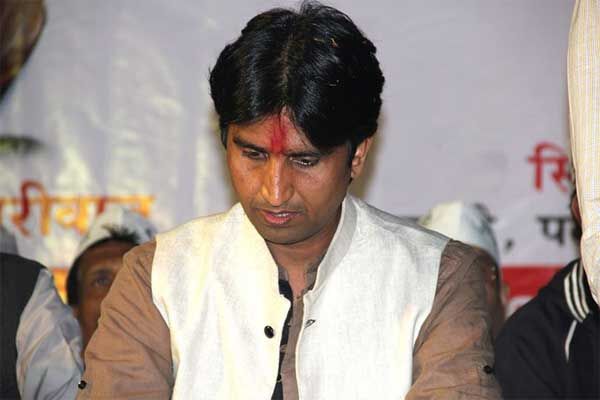 AAP नेता कुमार विश्वास कॉपीराइट उलंघन में फंसे, अमिताभ बच्चन ने कहा भेजेंगे कानूनी नोटिस AAP नेता कुमार विश्वास कॉपीराइट उलंघन में फंसे, अमिताभ बच्चन ने कहा भेजेंगे कानूनी नोटिस