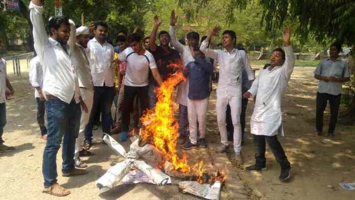 छात्र सभा ने फूंका CM योगी का पुतला, छात्रों की गिरफ़्तारी से है रोष!