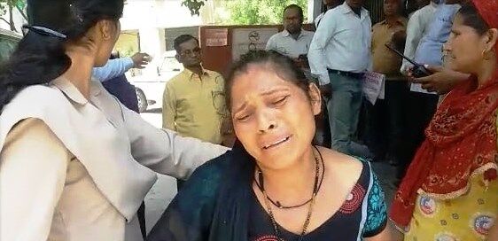 योगीराज: पुलिस पड़ताड़ना की शिकार महिला ने डीएम ऑफिस में खाया जहर: जानिए क्या है मामला योगीराज: पुलिस पड़ताड़ना की शिकार महिला ने डीएम ऑफिस में खाया जहर: जानिए क्या है मामला