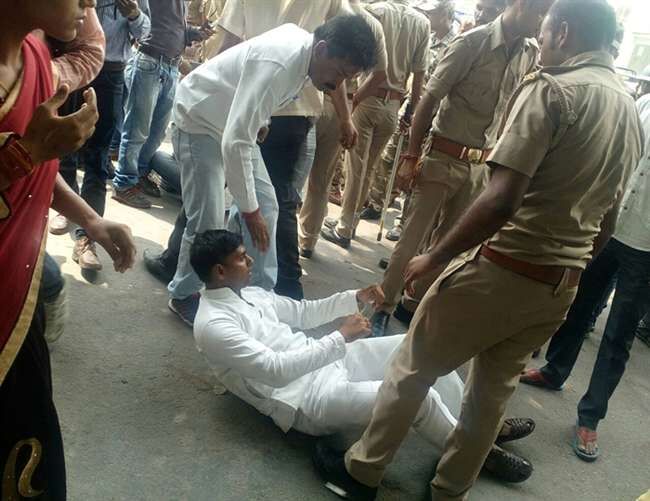 BREAKING: अखिलेश यादव की गिरफ्तारी की सूचना पर पुरे प्रदेश में जगह-जगह बवाल! BREAKING: अखिलेश यादव की गिरफ्तारी की सूचना पर पुरे प्रदेश में जगह-जगह बवाल!