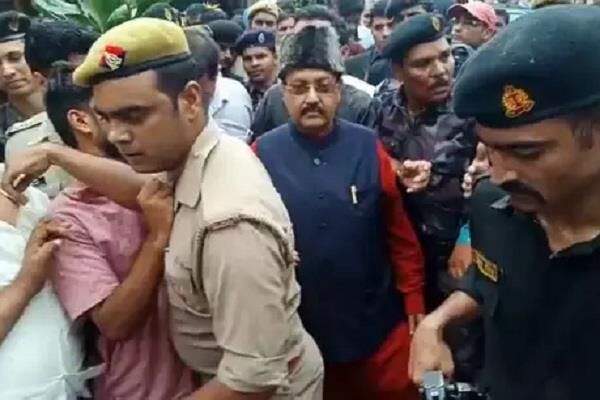 रामपुर जाकर मुसीबत में फंसे अमर सिंह, प्रेस कांफ्रेंस में चलीं मेज और कुर्सियां, प्रेस कांफ्रेंस छोड़ भाग खड़े हुए अमर सिंह! रामपुर जाकर मुसीबत में फंसे अमर सिंह, प्रेस कांफ्रेंस में चलीं मेज और कुर्सियां, प्रेस कांफ्रेंस छोड़ भाग खड़े हुए अमर सिंह!