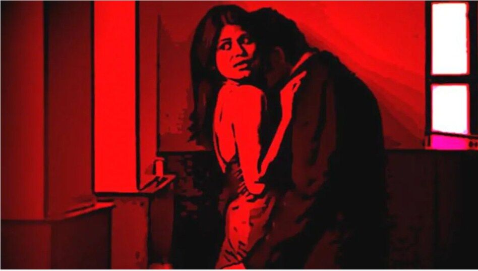 परिवार को बेहोश कर प्रेमी के साथ रंगरलियां मनाती हुई पकड़ी गई पत्नी, पति के गुप्तांग पर डालती रही हार्पिक परिवार को बेहोश कर प्रेमी के साथ रंगरलियां मनाती हुई पकड़ी गई पत्नी, पति के गुप्तांग पर डालती रही हार्पिक
