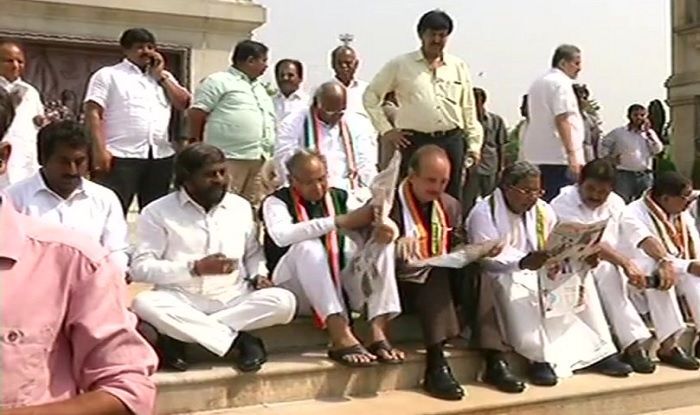 कर्नाटक LIVE: येदियुरप्पा का शपथ ग्रहण रोकने से नाकाम कांग्रेस ने विधानसभा के बाहर किया जोरदार प्रदर्शन