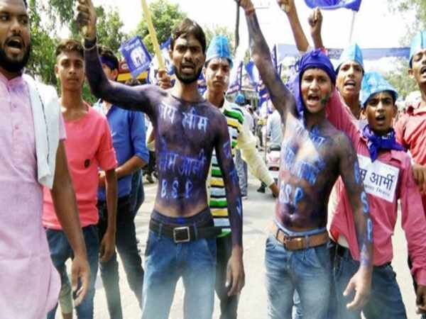 भीम आर्मी चीफ की गिरफ़्तारी के खिलाफ कार्यकर्ताओं ने किया प्रदर्शन भीम आर्मी चीफ की गिरफ़्तारी के खिलाफ कार्यकर्ताओं ने किया प्रदर्शन