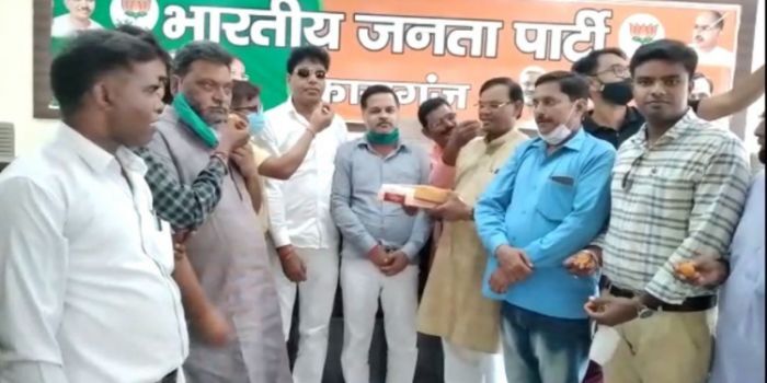 बाबरी मस्जिद का फैसला आने पर भाजपाइयों का जश्न, एक दूसरे को मिठाई खिलाकर दी बधाई बाबरी मस्जिद का फैसला आने पर भाजपाइयों का जश्न, एक दूसरे को मिठाई खिलाकर दी बधाई