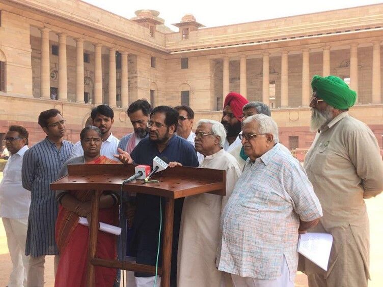 बड़ी खबर: CPI नेता अतुल अनजान ने राष्ट्रपति से किया आग्रह, किसानों के लिए विशेष सत्र बुलाये सरकार?