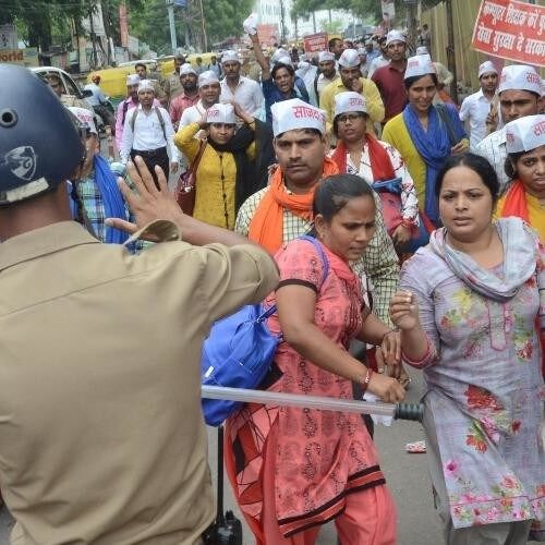 योगीराज: नौकरी मांग रहे टीचरों पर पुलिस ने बरसवाई लाठियां योगीराज: नौकरी मांग रहे टीचरों पर पुलिस ने बरसवाई लाठियां