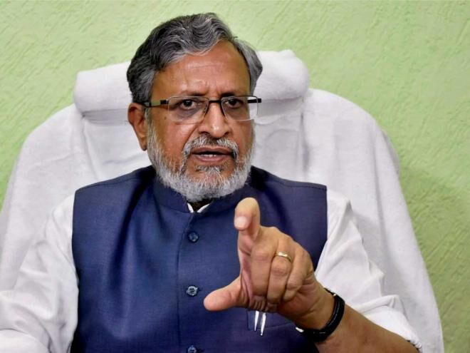 बिहार राजनैतिक संकट:आक्रोशित जनता ने सुशील मोदी के काफिले पर किया पथराव।