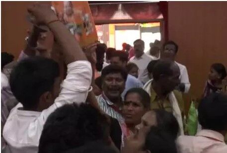 सीएम योगी की सभा में मची लूट: भाजपाइयों ने जम कर लुटे लंच पैकेट और एलईडी बल्ब, जानिए फिर क्या हुआ