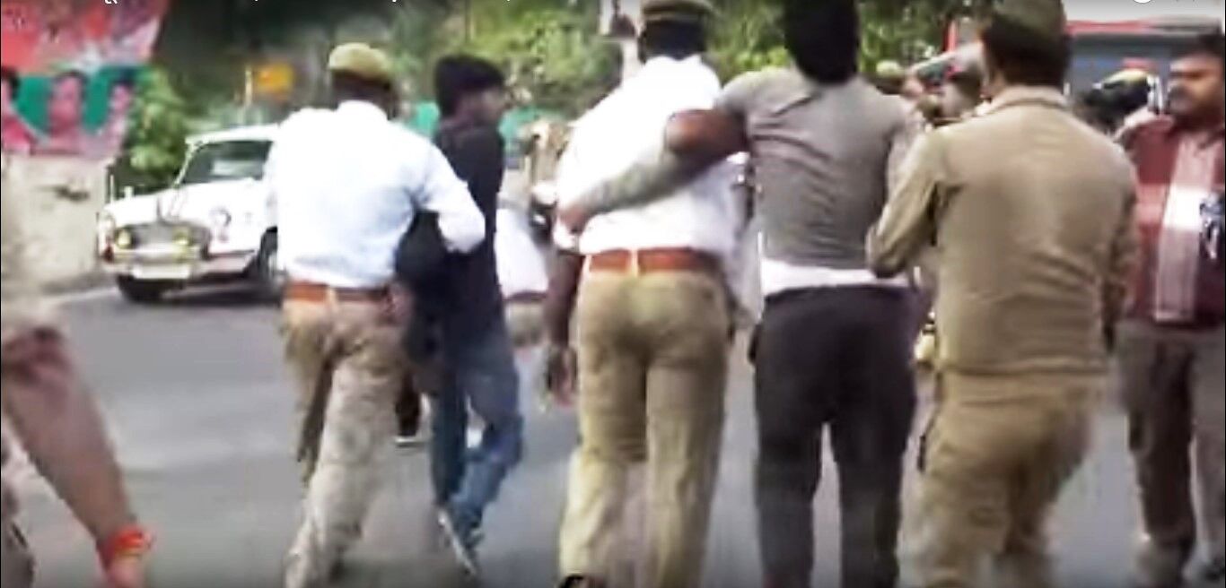 मुख्यमंत्री योगी का एक्शन: विरोध छात्रों ने किया-सस्पेंड पुलिसकर्मी हुए: पढ़ें पूरी खबर मुख्यमंत्री योगी का एक्शन: विरोध छात्रों ने किया-सस्पेंड पुलिसकर्मी हुए: पढ़ें पूरी खबर