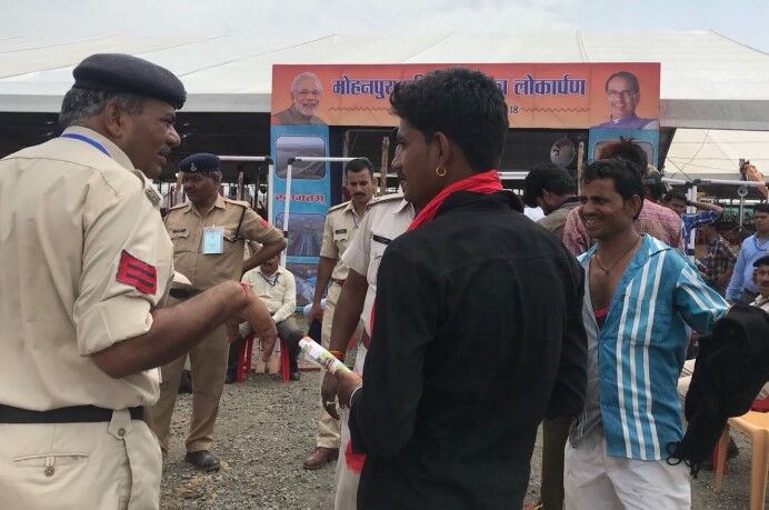 शिव राज: PM मोदी की सभा में काले कपड़े पहने लोगों की नो एंट्री, भक्तों ने जताई नराजगी शिव राज: PM मोदी की सभा में काले कपड़े पहने लोगों की नो एंट्री, भक्तों ने जताई नराजगी