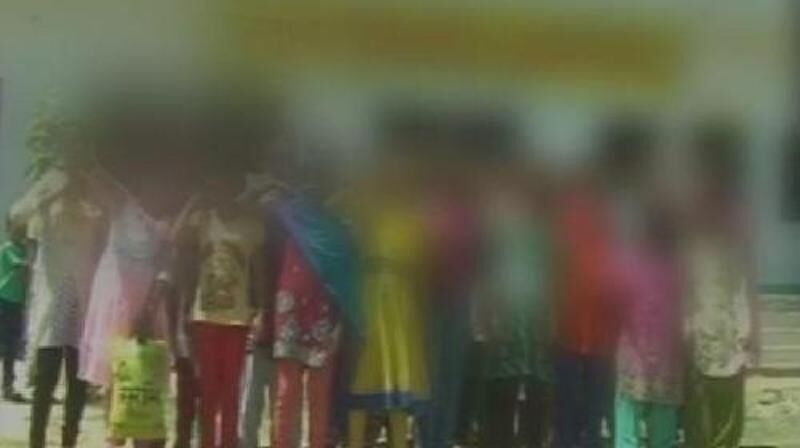 योगीराज: 70 छात्राओं के कपडे उतरवाने पर बवाल, छात्राओं ने दोषियों के खिलाफ खोला मोर्चा:जानिए पूरा मामला योगीराज: 70 छात्राओं के कपडे उतरवाने पर बवाल, छात्राओं ने दोषियों के खिलाफ खोला मोर्चा:जानिए पूरा मामला