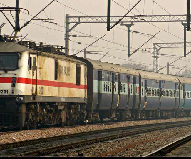 इटावा के समीप महानंदा एक्सप्रेस में डकैती, यात्रियों से की मारपीट! इटावा के समीप महानंदा एक्सप्रेस में डकैती, यात्रियों से की मारपीट!