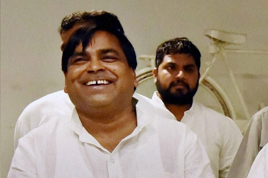 प्रजापति को बेल देने वाले जज पर गिरी गाज, हाई कोर्ट ने किया सस्पेंड:पढ़ें पूरी खबर प्रजापति को बेल देने वाले जज पर गिरी गाज, हाई कोर्ट ने किया सस्पेंड:पढ़ें पूरी खबर