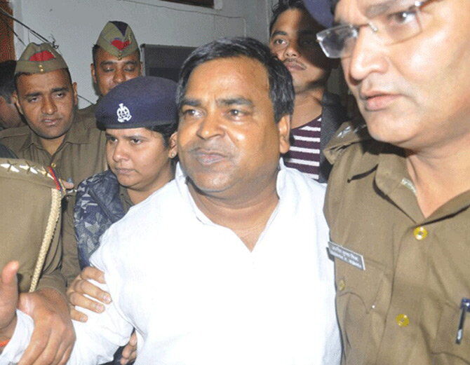 प्रजापति केस की जांच कर रहीं महिला अफसर पद से हटाई गईं प्रजापति केस की जांच कर रहीं महिला अफसर पद से हटाई गईं