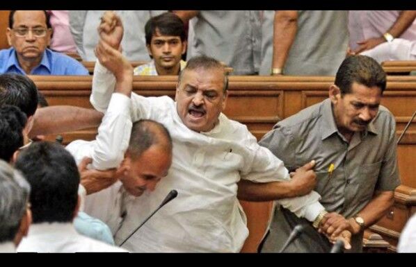 वीडियो: दिल्ली विधानसभा में हंगामा, भाजपा विधायक ने AAP विधायक अमानतुल्ला खान को बताया आतंकवादी कहा, मचा बवाल!