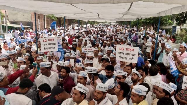 अभी-अभी: AAP कार्यकर्ताओं का हल्ला बोल, CM हाउस से LG हाउस तक मार्च अभी-अभी: AAP कार्यकर्ताओं का हल्ला बोल, CM हाउस से LG हाउस तक मार्च