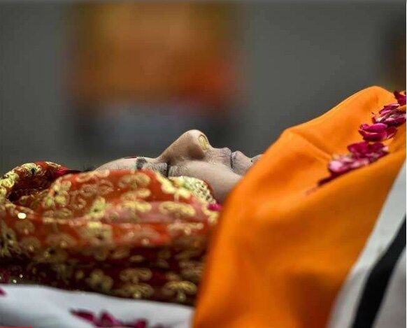 Sushma Swaraj Final Journey: पंचतत्व में विलीन हुईं सुषमा स्वराज, राजकीय सम्मान के साथ दी गई अंतिम विदाई Sushma Swaraj Final Journey: पंचतत्व में विलीन हुईं सुषमा स्वराज, राजकीय सम्मान के साथ दी गई अंतिम विदाई