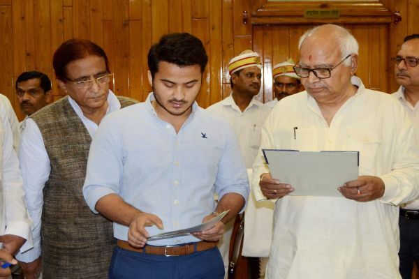 अमर-आज़म डर्टी वार में बेटे अब्दुल्ला आज़म ने मारी एंट्री, दिया ऐसा जवाब की मच गया बवाल अमर-आज़म डर्टी वार में बेटे अब्दुल्ला आज़म ने मारी एंट्री, दिया ऐसा जवाब की मच गया बवाल