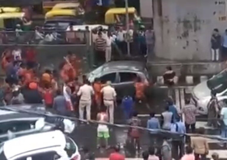 दिल्ली: बीच सड़क पर कावड़ियों का तांडव, जमकर की गुंडागर्दी, मूकदर्शक बनी रही पुलिस, देखिए वीडियो