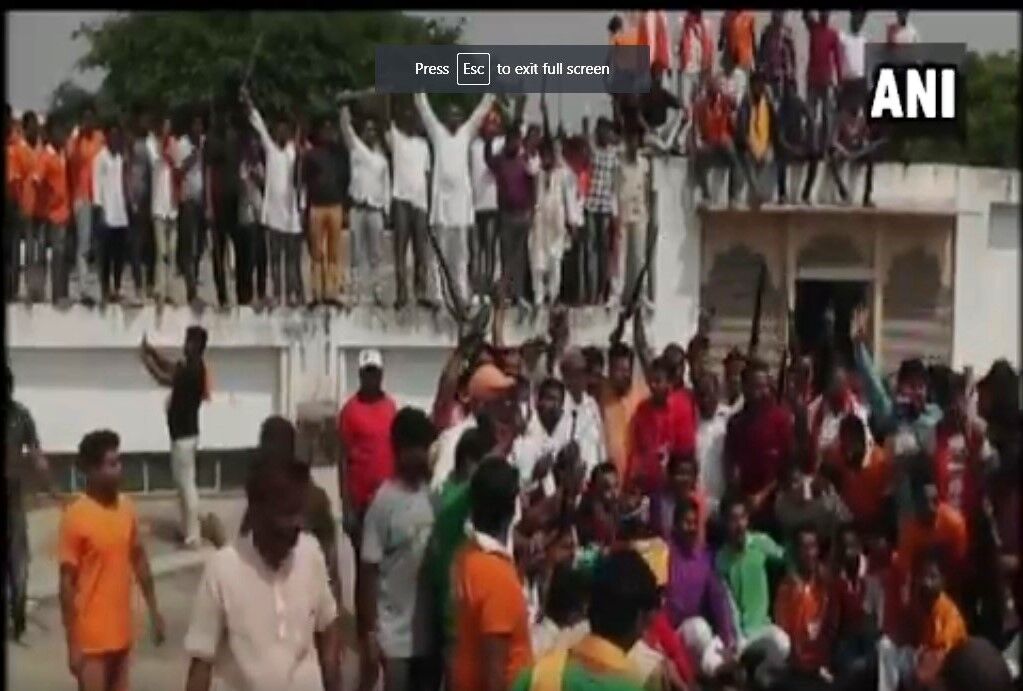 यूपी: विजयदशमी पर विश्वहिंदू परिषद और बजरंगदल के कार्यकर्ताओं के खुल कर लहराए हथियार यूपी: विजयदशमी पर विश्वहिंदू परिषद और बजरंगदल के कार्यकर्ताओं के खुल कर लहराए हथियार