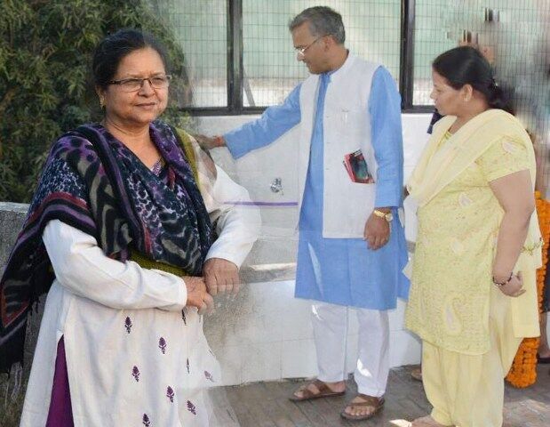 RTI से हुआ खुलासाः विधवा का ट्रांसफर के बदले सस्पेंड करने वाले CM त्रिवेन्द्र रावत की पत्नी का 22 साल से नहीं हुआ ट्रांसफर!