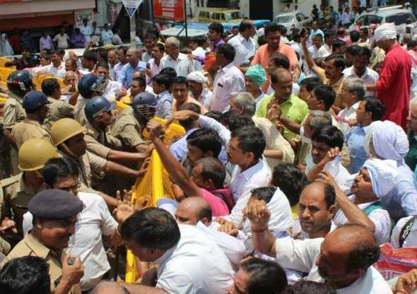 लखनऊ: विधानसभा का घेराव करने जा रहे टीचर्स पर पुलिस ने किया लाठीचार्ज:पढ़ें पूरी खबर लखनऊ: विधानसभा का घेराव करने जा रहे टीचर्स पर पुलिस ने किया लाठीचार्ज:पढ़ें पूरी खबर
