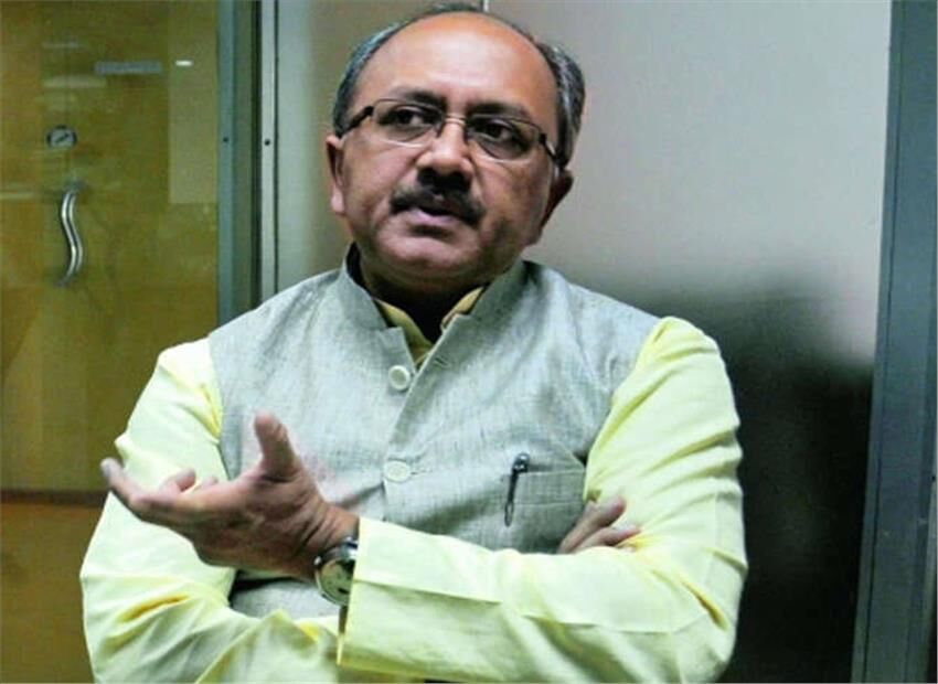 गोरखपुर में मर रहे थे बच्चे, UP के स्वास्थ्य मंत्री दिल्ली में बड़े नेताओं के यहाँ मत्था टेक रहे थे!