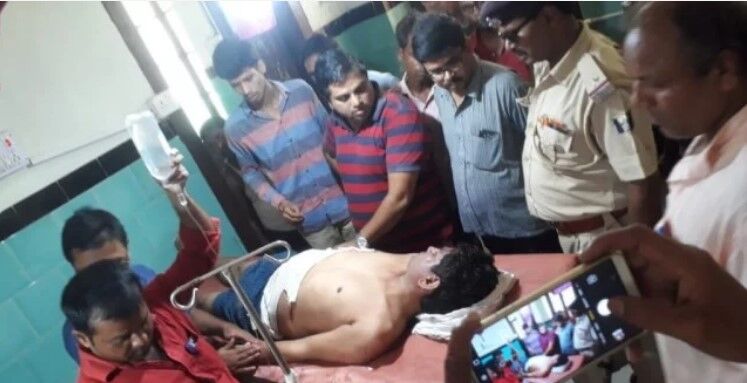 बिहारः मोतिहारी में असिस्टेंट प्रोफेसर को जिंदा जलाने की कोशिश, वाजपेयी पर टिप्पणी से नाराज लोगों ने किया हमला बिहारः मोतिहारी में असिस्टेंट प्रोफेसर को जिंदा जलाने की कोशिश, वाजपेयी पर टिप्पणी से नाराज लोगों ने किया हमला